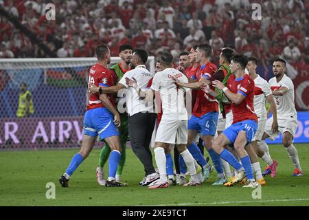 Hamburg, Deutschland. Juni 2024. Scharmützel nach dem Spiel der Gruppe F der Fußball-Europameisterschaft: Türkei gegen Tschechien, am 26. Juni 2024 in Hamburg. Quelle: VIT Simanek/CTK Photo/Alamy Live News Stockfoto