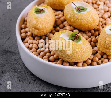 Süße, knusprige Maispads mit Joghurt Stockfoto