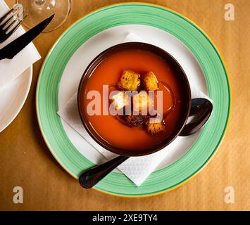Cremige Karottensuppe garniert mit knusprigem geröstetem Brot Stockfoto