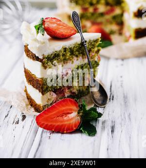 Grüner Pistazienkuchen mit Erdbeeren-Großaufnahme Stockfoto