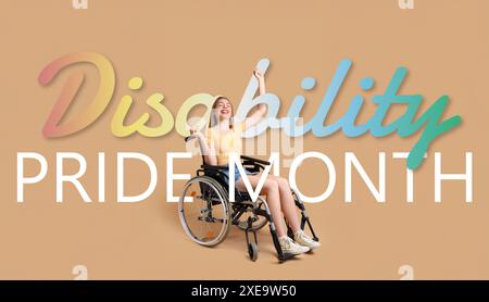 Glückliche junge Frau im Rollstuhl auf beigefarbenem Hintergrund. Banner für den Monat „Invability Pride Month“ Stockfoto