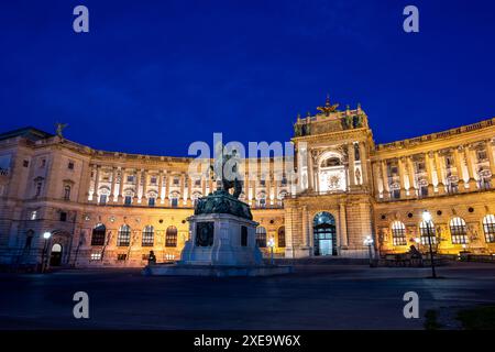 Wien, Österreich, 18. August 2022. Die Hofburg zur blauen Stunde. Die Beleuchtung verstärkt die beeindruckende Fassade. Stockfoto