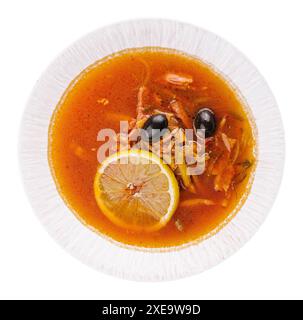 Soljanka-Mischung-Suppe mit Würstchen, Oliven und Zitronen Stockfoto