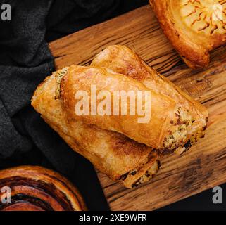 Sehen Sie verschiedene Gebäckstücke aus der Nähe von oben Stockfoto