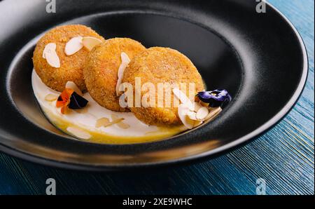 Knuspriger Hüttenkäse und Mandelkekse Stockfoto