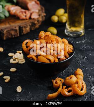 Schweinehohrensnack in der Schüssel mit Bier in einem Glas Stockfoto