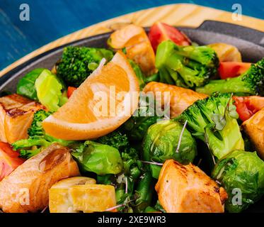 Gegrillter Lachs mit Gemüse in Nahaufnahme Stockfoto