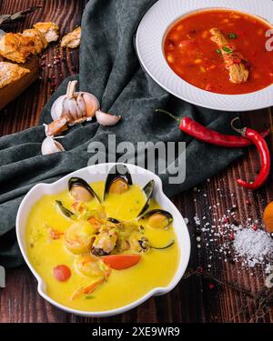 Verschiedene Gemüsecremesuppen auf Holz Stockfoto