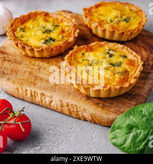 Viele kleine kleine kleine Quiche-Vorspeisen Stockfoto