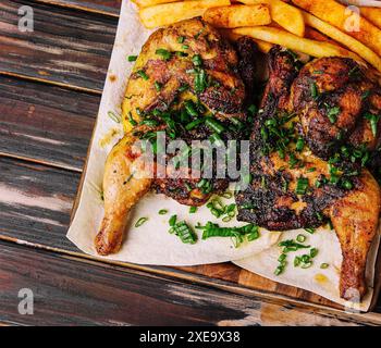 Gebratenes Hähnchen Piri Piri mit Pommes frites Stockfoto