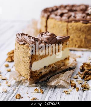 Schokolade, Karamell, Erdnusskuchen auf Holz Stockfoto