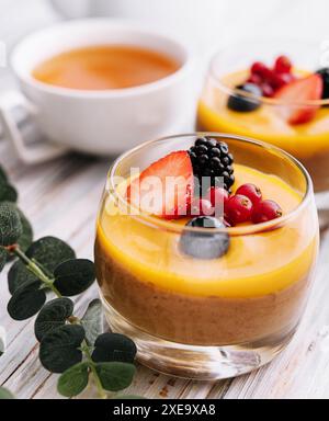 Leckere Panna Cotta mit Mango und Beeren Stockfoto