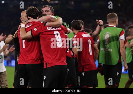 Gelsenkirchen, Deutschland. Juni 2024. Spieler von Georgien feiern am 26. Juni 2024 in der Arena AufSchalke am Ende des Gruppenspiels der UEFA Euro 2024 in Gelsenkirchen. Quelle: Marco Canoniero/Alamy Live News Stockfoto