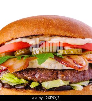 Speck-Käse-Burger mit Rindfleisch-Patty-Tomatengurke Stockfoto