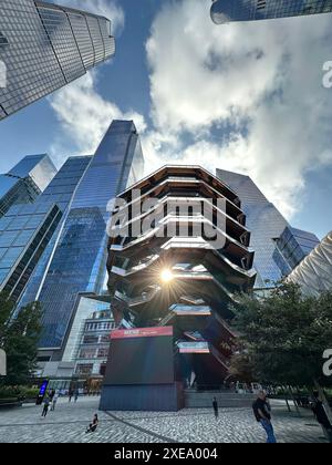 Genießen Sie das Licht auf dem berühmten Schiff von Hudson Yards inmitten eines Wolkenkratzerwaldes in New York City. Stockfoto