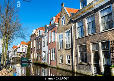 Häuser und Kanal in Delft, Holland bei Sonnenuntergang Stockfoto