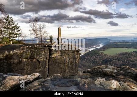 Der Wettin-Obelisk am Lilienstein aus verschiedenen Perspektiven Stockfoto