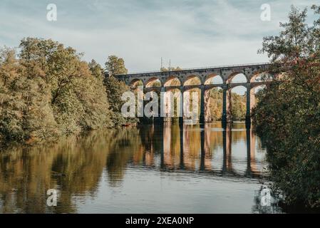 Eisenbahnbrücke mit Fluss in Bietigheim-Bissingen, Deutschland. Herbst. Eisenbahnviadukt über die Enz, erbaut 1853 von Karl vo Stockfoto