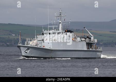 UNS Tschernihiv (M310), ein Minenuntergang der Sandown-Klasse, der von der ukrainischen Marine betrieben wird und an Greenock auf dem Firth of Clyde vorbeifährt. Das Schiff nimmt an der Übung Sea Breeze 24-1 Teil, einer multinationalen militärischen Übung, die in Schottland stattfindet. Dieses Schiff diente bei der britischen Royal Navy als HMS Grimsby (M108), bis es 2022 außer Dienst gestellt und 2023 zur ukrainischen Marine überstellt wurde. Stockfoto