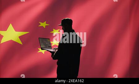 Chinesischer Luftverteidigungsoperator benutzt Radarsystem auf Laptop, um interkontinentale ballistische Raketen zu erkennen. KPCh-Roter Armeesoldat, der Raketen abtastet, die sich Grenzen nähern, isoliert über der Flagge Chinas, Kamera B Stockfoto