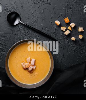 Käsesuppe mit Crackers von oben Stockfoto