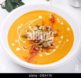 Hokkaido oder Butternut-Kürbissuppe mit Curry und Samen Stockfoto