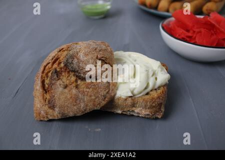 Buchweizen-Brötchen auf grauem Hintergrund Nahaufnahme. Seitenansicht. Stockfoto