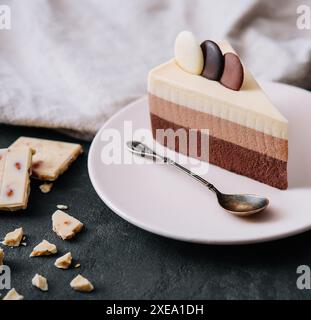 Mousse-Kuchen mit Schokoladenschicht auf Teller Stockfoto