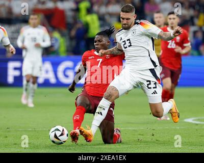 Frankfurt Am Main, Deutschland Juni 2024. Juni 2024, Fußball, Euro 2024, Vorrunde, Schweiz C Deutschland, Deutschland, Frankfurt, Stadion f.l. Breel Embolo (Schweiz, 7), Robert Andrich (Deutschland, 23), Aktion, Duels, Kampf um den Ball, Credit: HMB Media/Alamy Live News Stockfoto