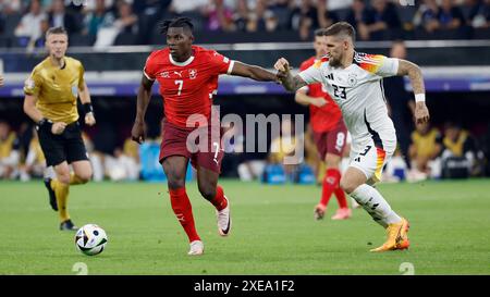 Frankfurt Am Main, Deutschland Juni 2024. Juni 2024, Fußball, Euro 2024, Vorrunde, Schweiz C Deutschland, Deutschland, Frankfurt, Stadion f.l. Breel Embolo (Schweiz, 7) und Robert Andrich (Deutschland, 23), Action, Duelle, Kampf um den Ball, Hands on, Credit: HMB Media/Alamy Live News Stockfoto