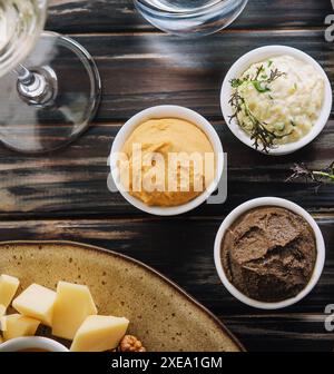 Auswahl an orientalischen Speisen, Blick auf Mezze von oben Stockfoto