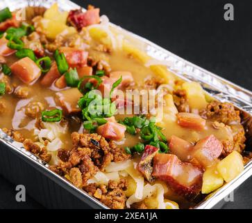 Lasagne mit Fleisch auf schwarzem Hintergrund Stockfoto
