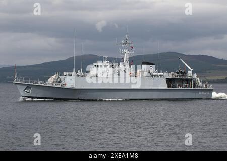 UNS Tschernihiv (M310), ein Minenuntergang der Sandown-Klasse, der von der ukrainischen Marine betrieben wird und an Greenock auf dem Firth of Clyde vorbeifährt. Das Schiff nimmt an der Übung Sea Breeze 24-1 Teil, einer multinationalen militärischen Übung, die in Schottland stattfindet. Dieses Schiff diente bei der britischen Royal Navy als HMS Grimsby (M108), bis es 2022 außer Dienst gestellt und 2023 zur ukrainischen Marine überstellt wurde. Stockfoto