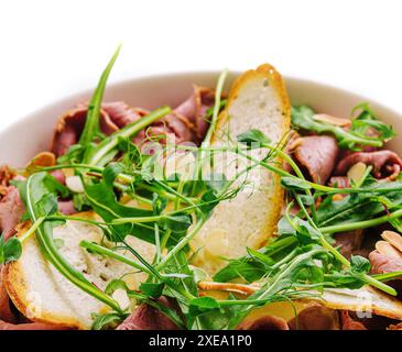 Warmer Kalbssalat und Rucola mit Mandeln Stockfoto