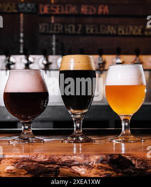 Craft-Bier in Gläsern auf dem Tisch im Pub-Innenraum Stockfoto