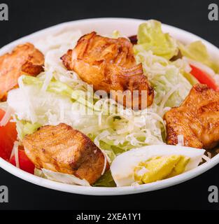 Caesar-Salat mit Hähnchenfilet und Parmesankäse Stockfoto