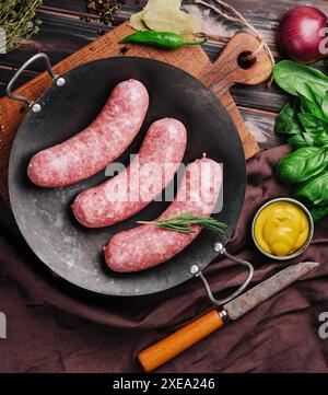 Rohe rumänische Würstchen in einer Pfanne Stockfoto