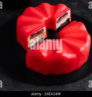 Zeitgenössischer Schokoladen-Kirsch-Mousse-Kuchen mit Kirschglasur Stockfoto