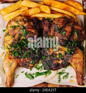 Gebratenes Hähnchen Piri Piri mit Pommes frites Stockfoto