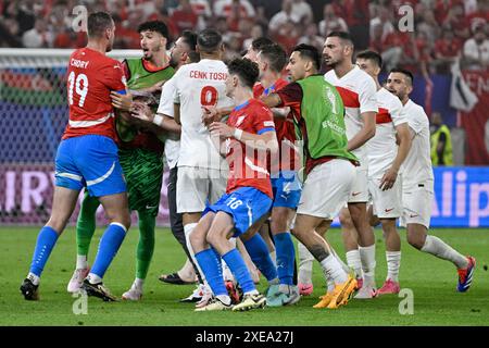 Hamburg, Deutschland. Juni 2024. Scharmützel nach dem Spiel der Gruppe F der Fußball-Europameisterschaft: Türkei gegen Tschechien, am 26. Juni 2024 in Hamburg. Quelle: VIT Simanek/CTK Photo/Alamy Live News Stockfoto