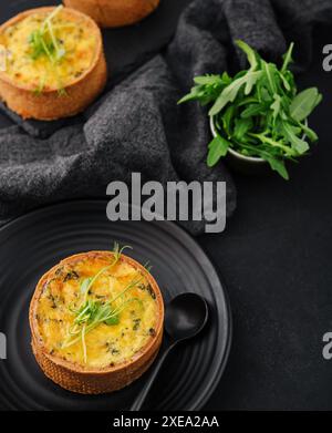 Teller mit vielen Mini-Biss Größe Quiche Vorspeisen Stockfoto