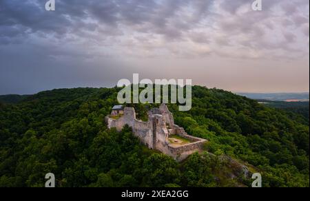 Panoramablick aus der Vogelperspektive über die Burg von Rezi, ungarischer Name ist Rezi var. Diese außergewöhnliche Touristenattraktion von Rezi wurde in den 1300er Jahren erbaut Stockfoto