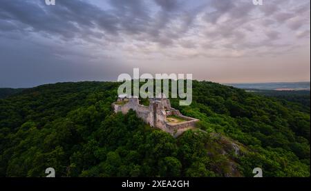 Panoramablick aus der Vogelperspektive über die Burg von Rezi, ungarischer Name ist Rezi var. Diese außergewöhnliche Touristenattraktion von Rezi wurde in den 1300er Jahren erbaut Stockfoto