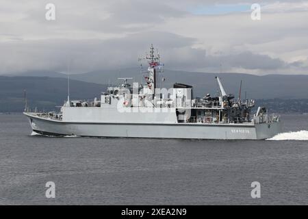 UNS Tschernihiv (M310), ein Minenuntergang der Sandown-Klasse, der von der ukrainischen Marine betrieben wird und an Greenock auf dem Firth of Clyde vorbeifährt. Das Schiff nimmt an der Übung Sea Breeze 24-1 Teil, einer multinationalen militärischen Übung, die in Schottland stattfindet. Dieses Schiff diente bei der britischen Royal Navy als HMS Grimsby (M108), bis es 2022 außer Dienst gestellt und 2023 zur ukrainischen Marine überstellt wurde. Stockfoto