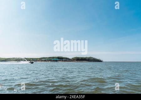 Blaue Bootsspitze in den Mangroven von tumbes bei Ebbe an einem sonnigen Tag und blauem Himmel umgeben von Bäumen Stockfoto