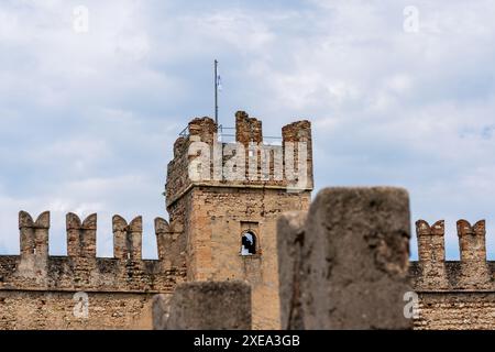 Blick auf das Schloss Scaliger in der Nähe von Torri del Benaco in Italien. Stockfoto