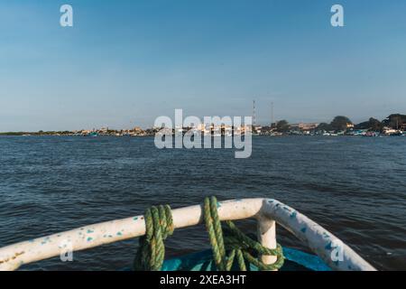 Blaue Bootsspitze in den Mangroven von tumbes bei Ebbe an einem sonnigen Tag und blauem Himmel umgeben von Bäumen Stockfoto