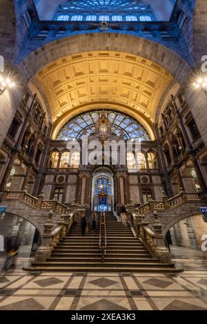 Antwerpen, Belgien, 25. Januar 2024, große Treppe des Antwerpener Bahnhofs Stockfoto