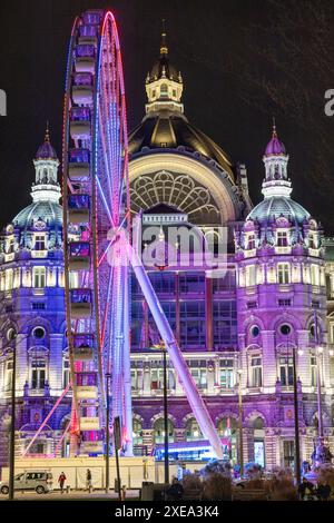 Antwerpen, Belgien, 25. Januar 2024, Twilight Plendor at Antwerp Central with Ferris Wheel Stockfoto