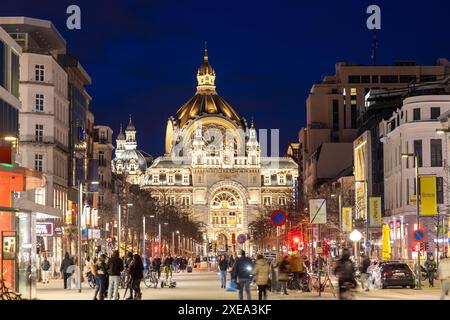 Antwerpen, Belgien, 25. Januar 2024, geschäftiges Straßenleben auf de Keyserlei vor dem Antwerpener Hauptbahnhof Stockfoto